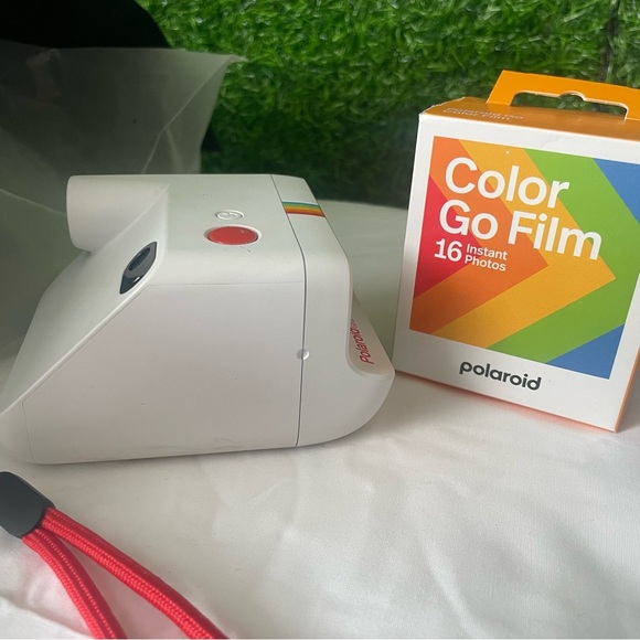 Barely Used Polaroid Go ! - Picture 3 of 4